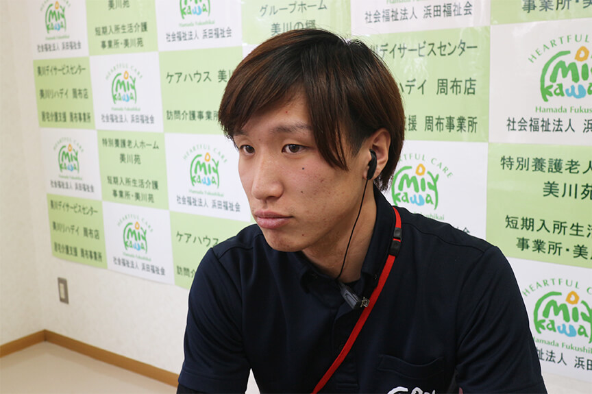 インタビューに答える三浦さん