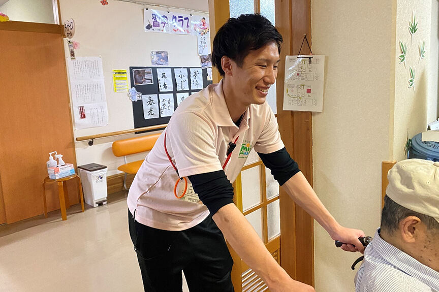 車イスを押す三浦さん
