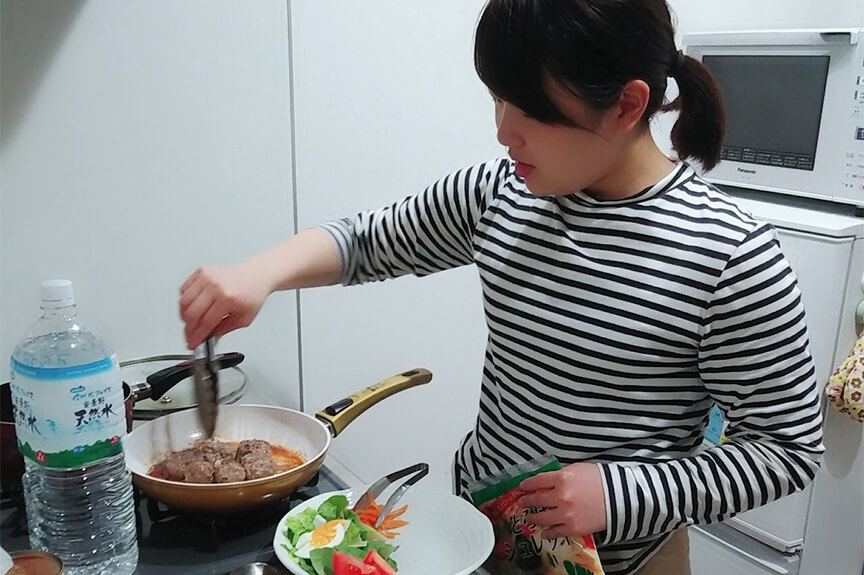 料理をする佐々木さん