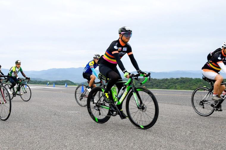 ロードバイクに乗る向井さん