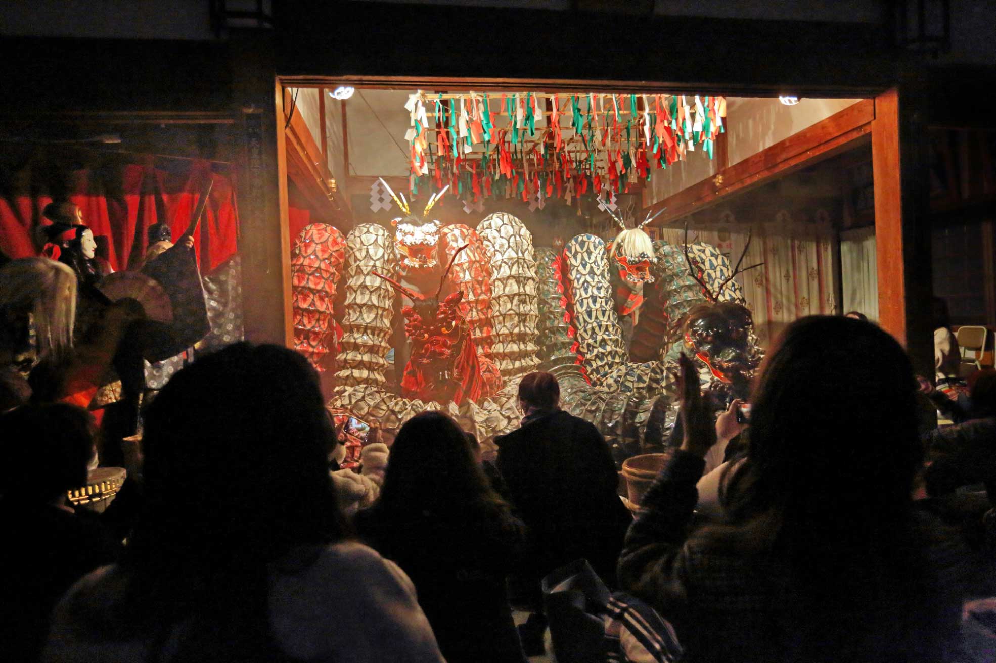 島根県浜田市で行われる伝統芸能・石見神楽の様子