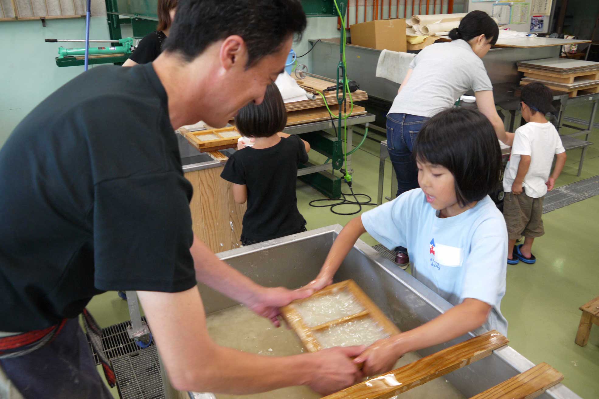 島根県浜田市で開催されている石州和紙の「紙すき体験」の様子