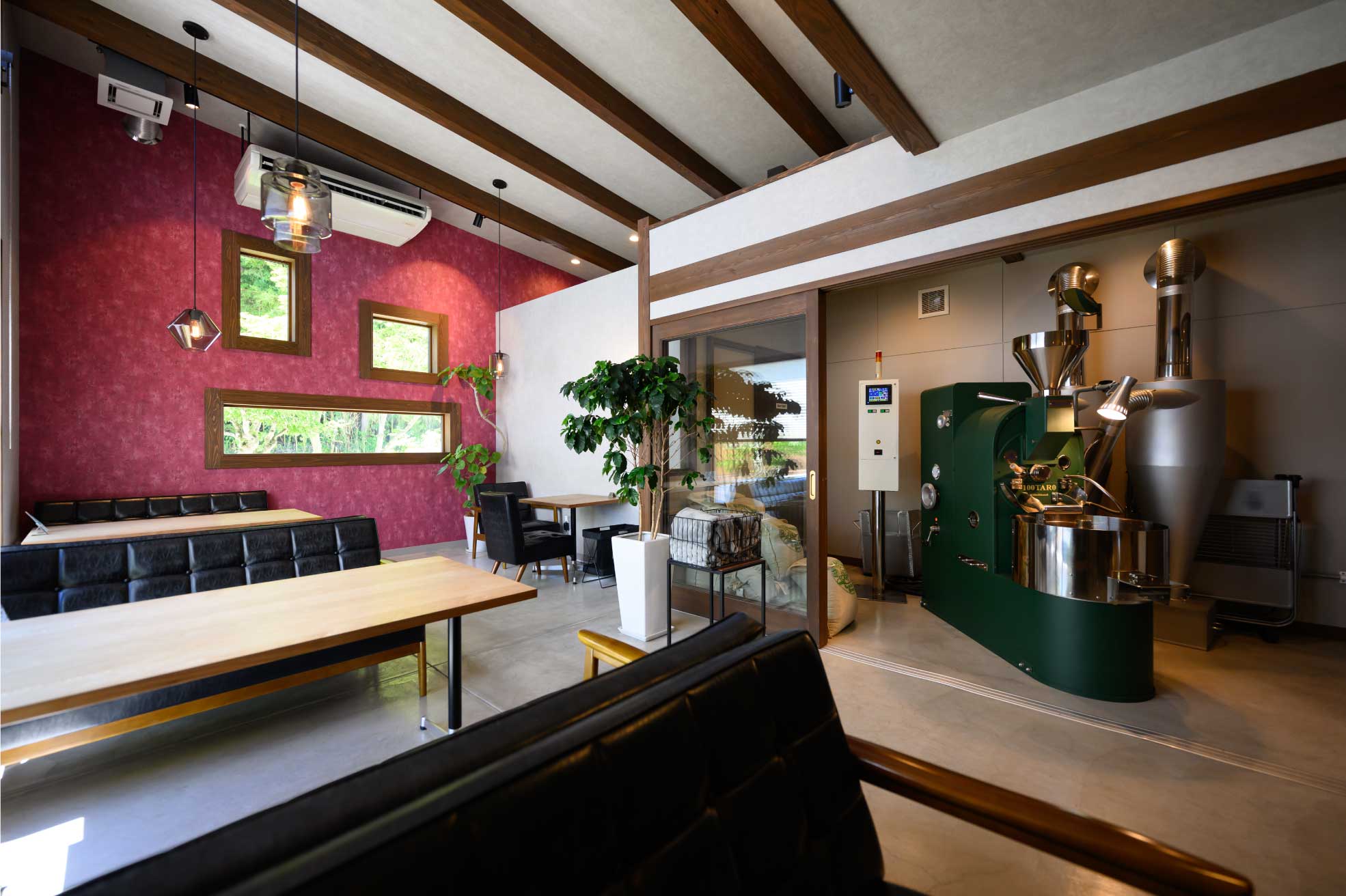 島根県隠岐の島町のカフェ「100TARO COFFEE」の内観