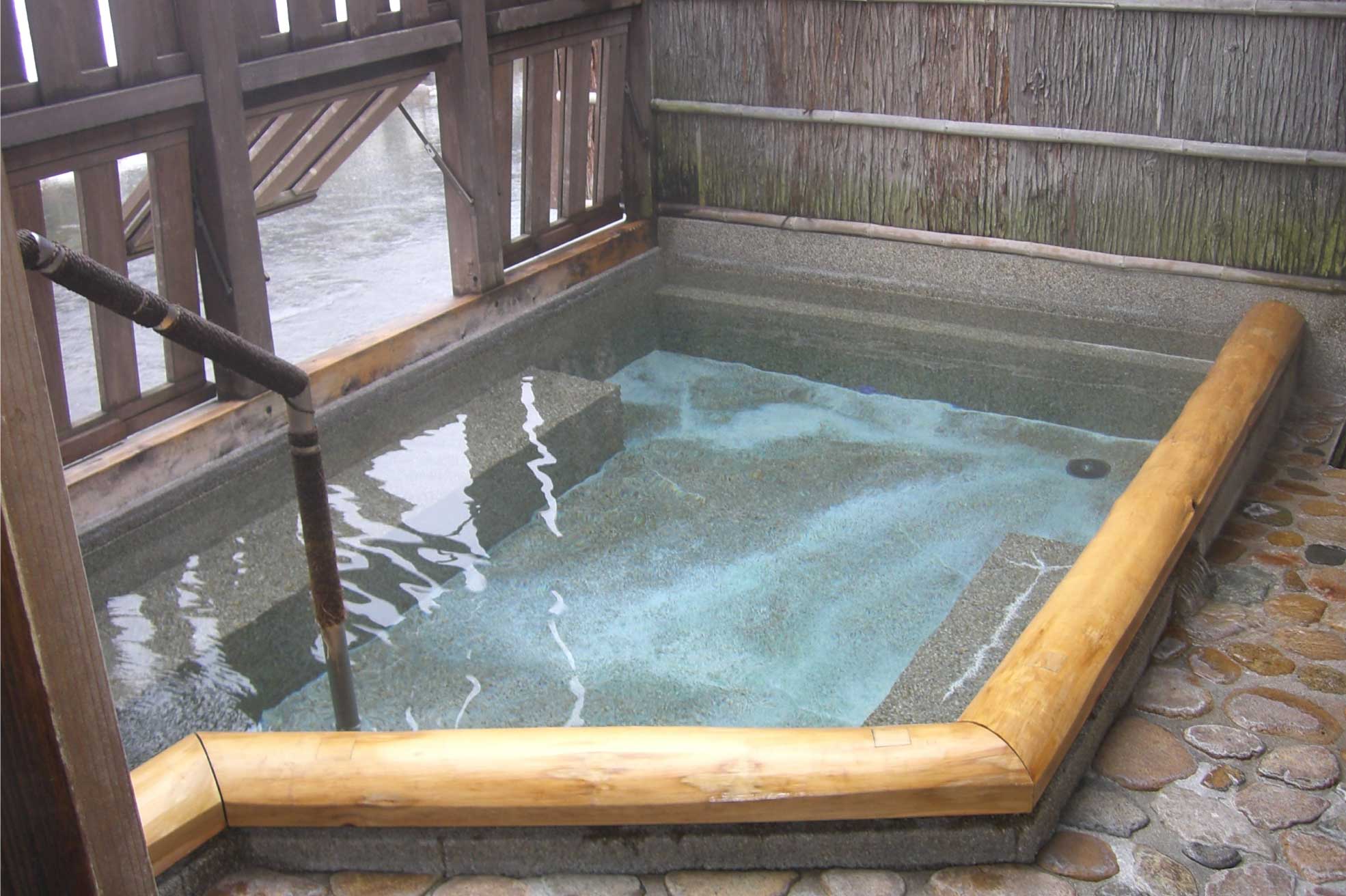 島根県雲南市にある温泉地・出雲湯村温泉の露天風呂