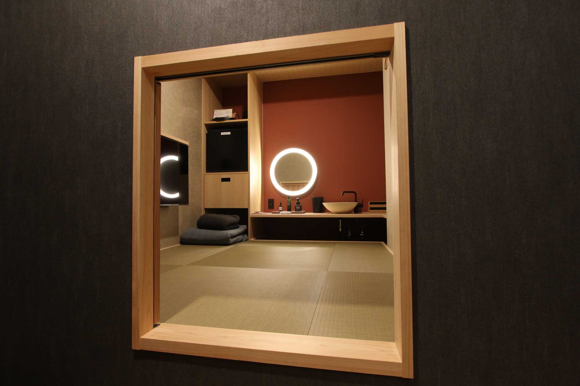 松江市にある「FUMAI sauna」の躙口(にじりぐち)