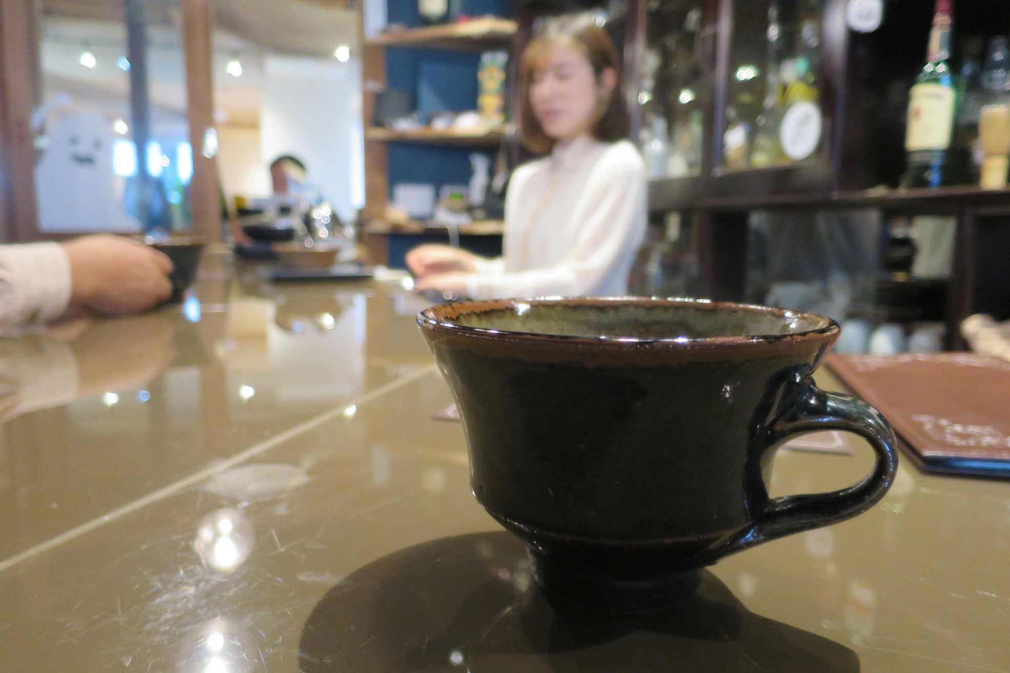 大田市温泉津町にある「時津風」のカフェ&スナック『津』の地元焼き物のコップ