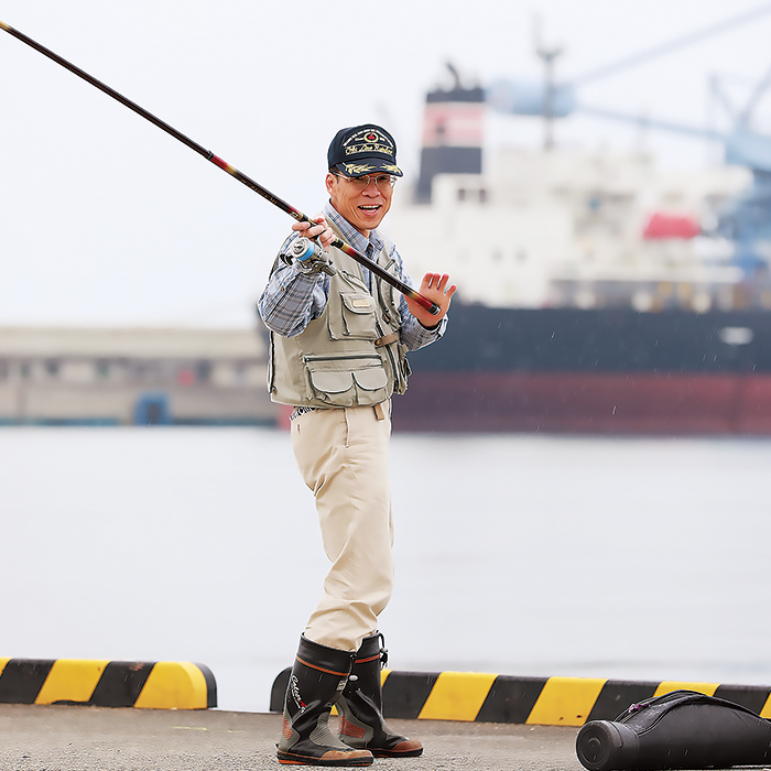 休日に三隅港の波止場で釣りを楽しむ森川さん。