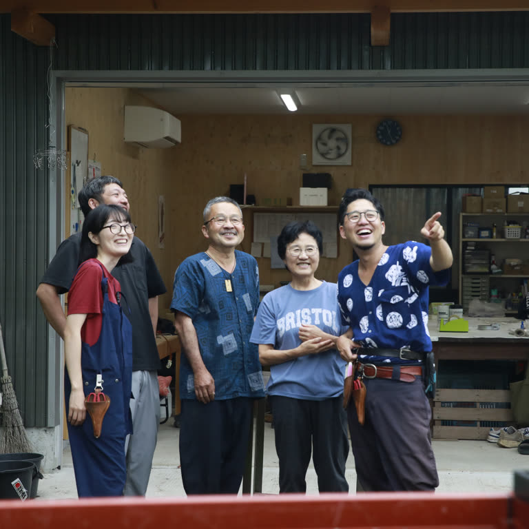 作業場に集まる有吉さん家族