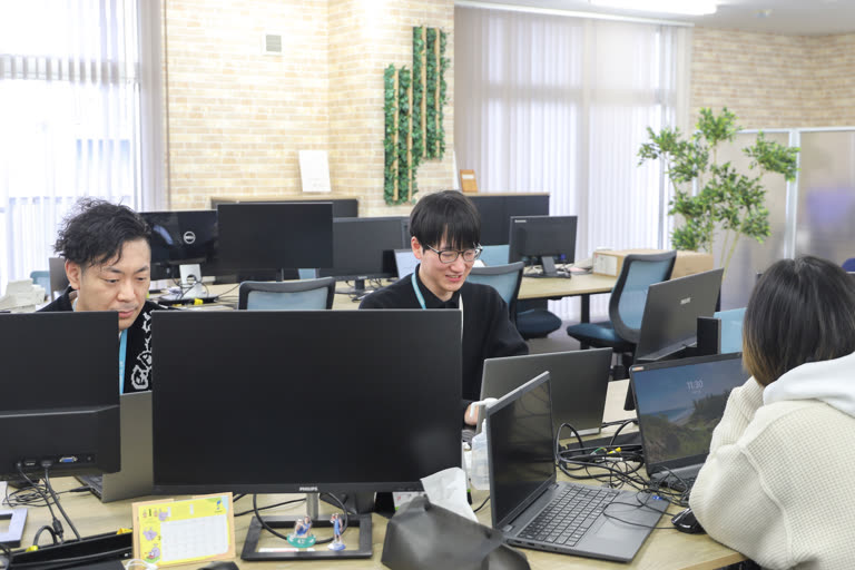オフィスで開発作業をする社員たち