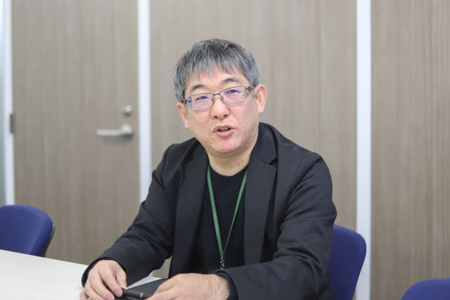 打ち合わせ中の小田原さん