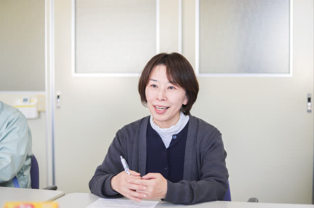 デスクで微笑む濵﨑さん