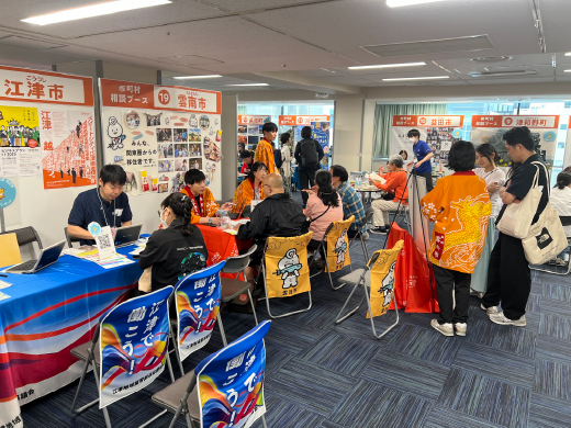 市町村相談ブース。浜田市と出雲市のブースで相談を受ける来場者の様子