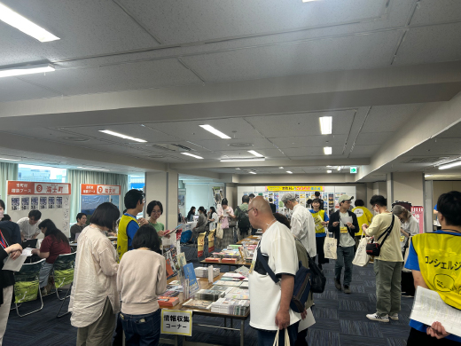 江津市・雲南市・益田市・津和野町など複数の市町村相談ブースが並ぶ会場の様子