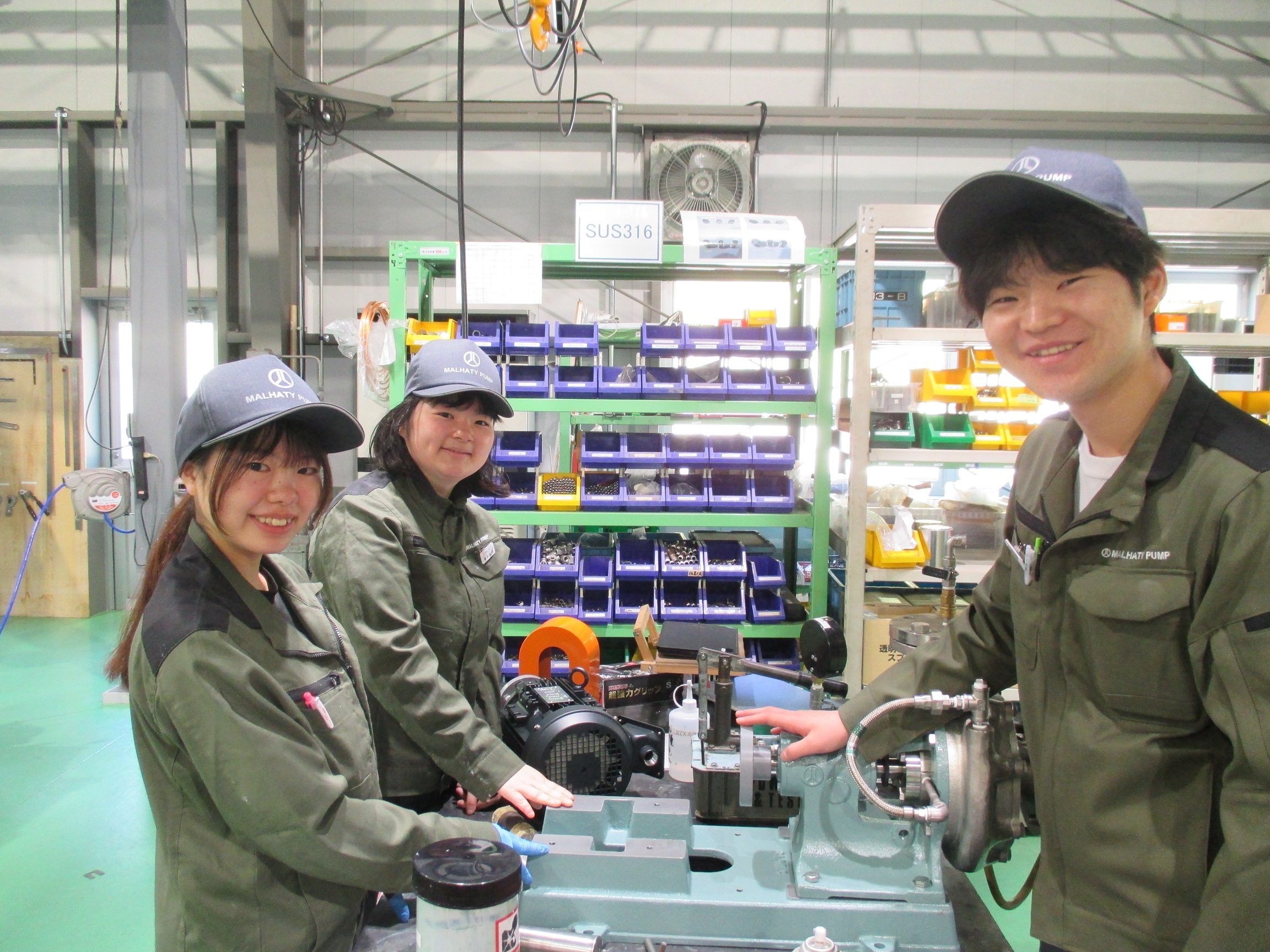 社員ポンプ組立風景