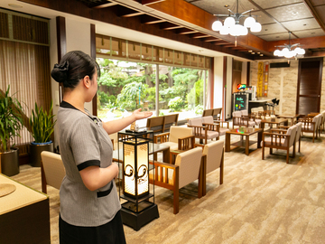 広々としたロビーでお客様をお出迎え