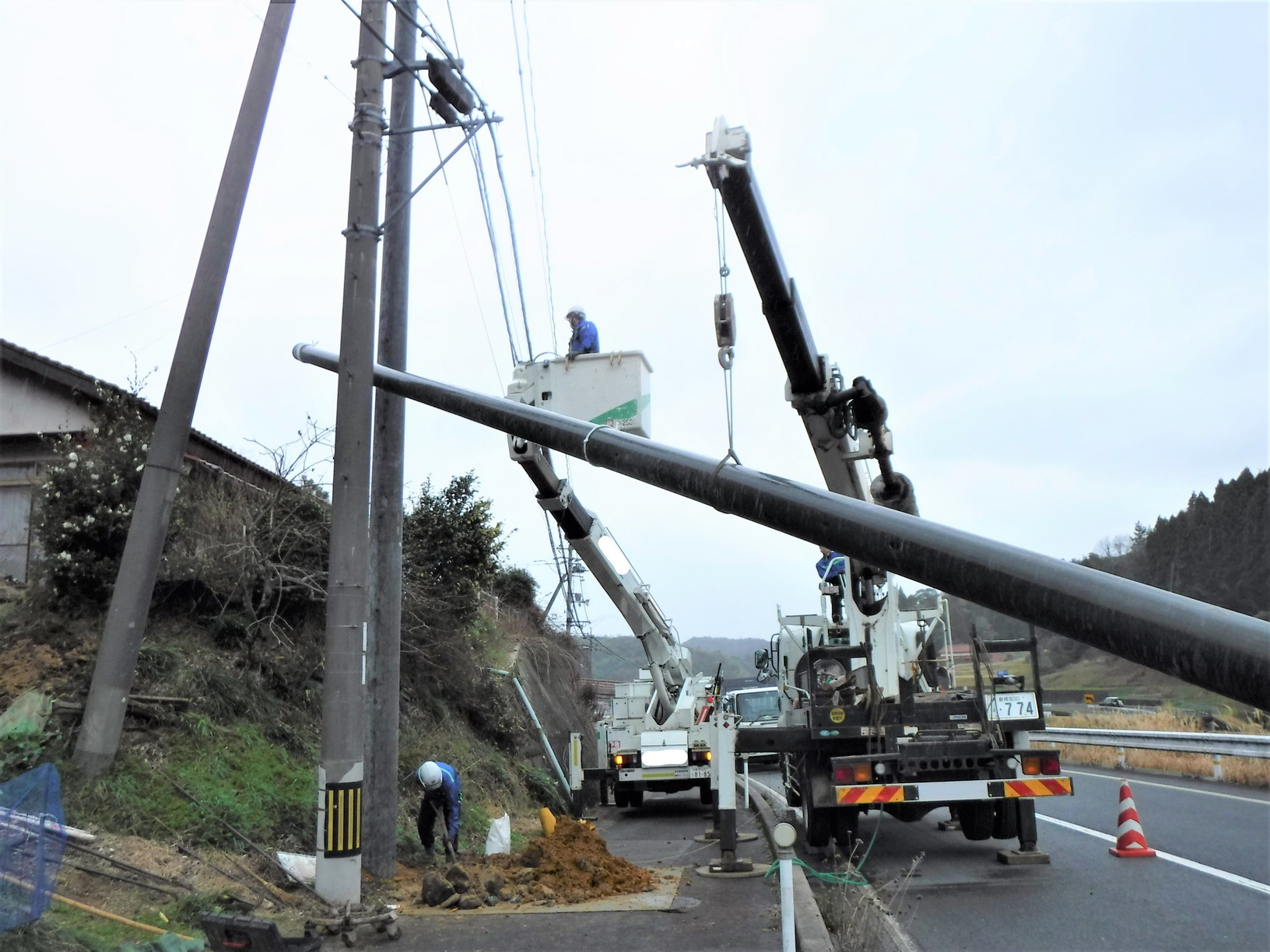 支障になる電柱の建替え風景です