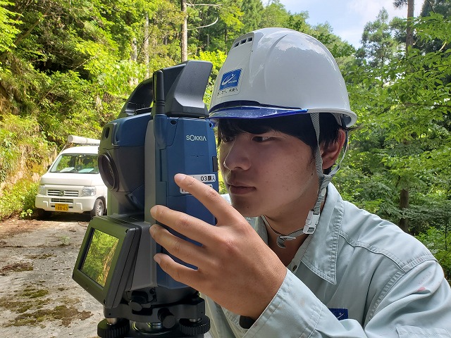 測量中の入社7年生