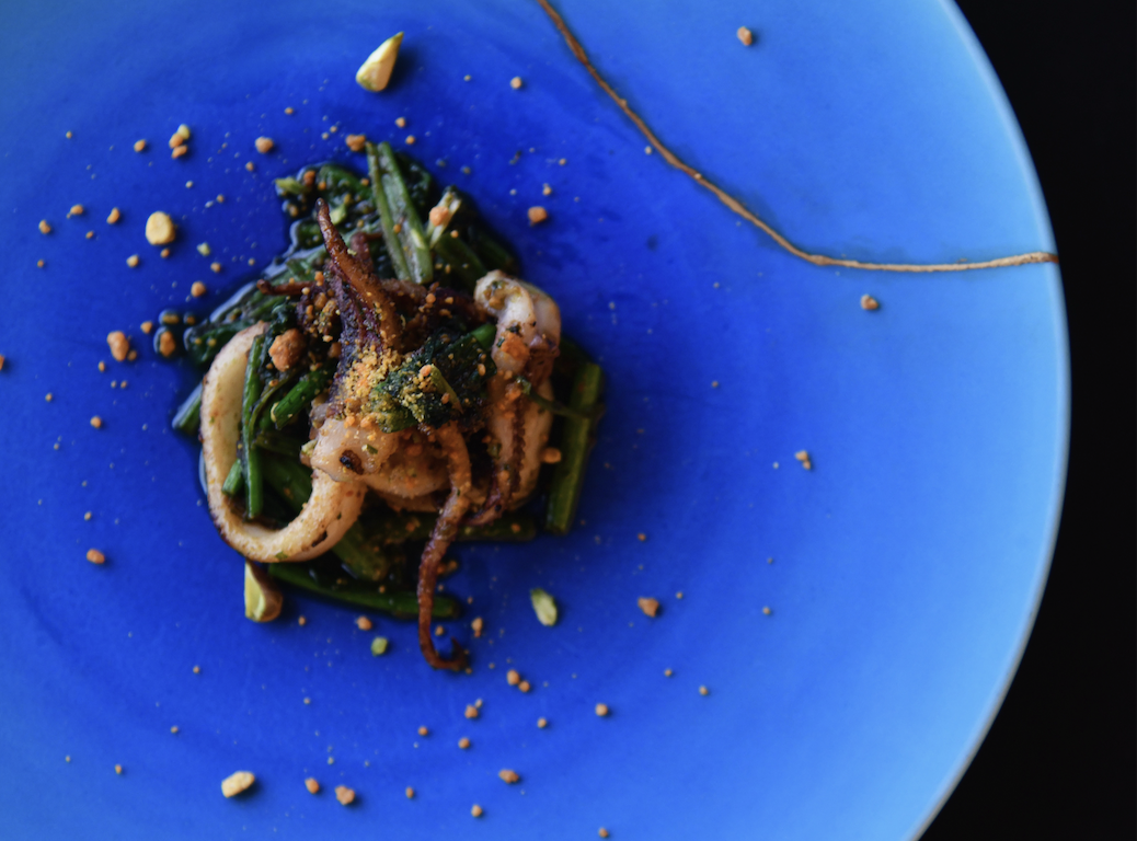 漁師や畜産業者から直接食材を仕入れます