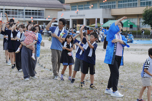 夏祭りに多くの人が一緒に踊った盆踊り