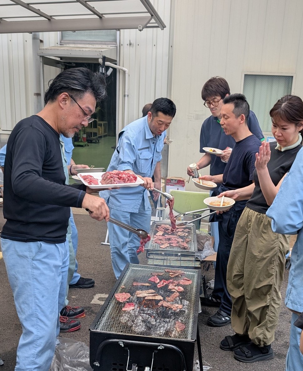 工場前でバーベキュー