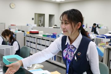 笑顔で接客中♪