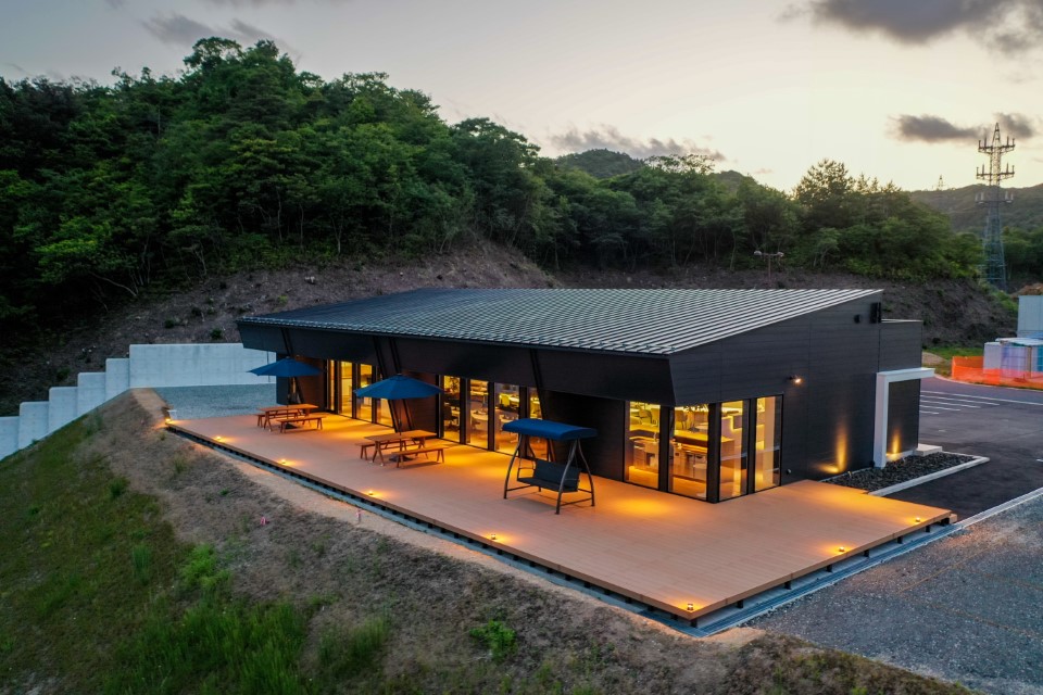 夜はライトアップされ、落ち着いた雰囲気になります。