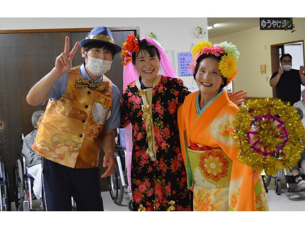 催しの職員踊り