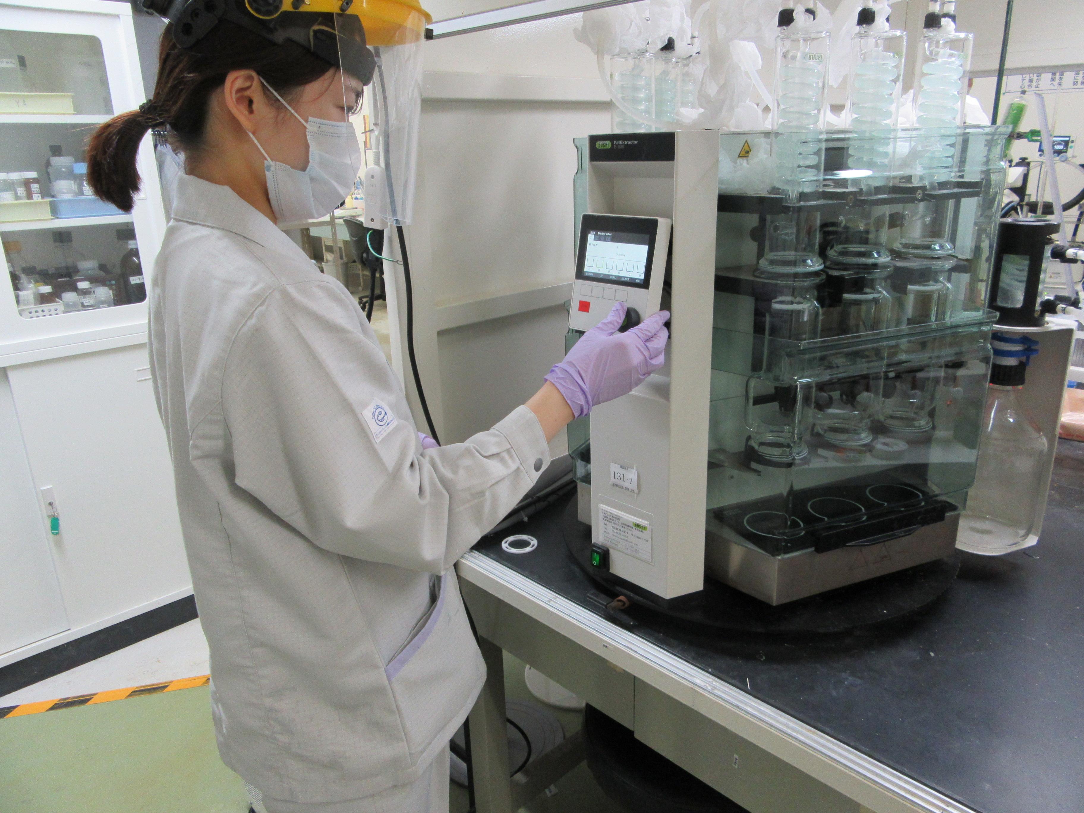 検査機器を使用した成分分析中の写真