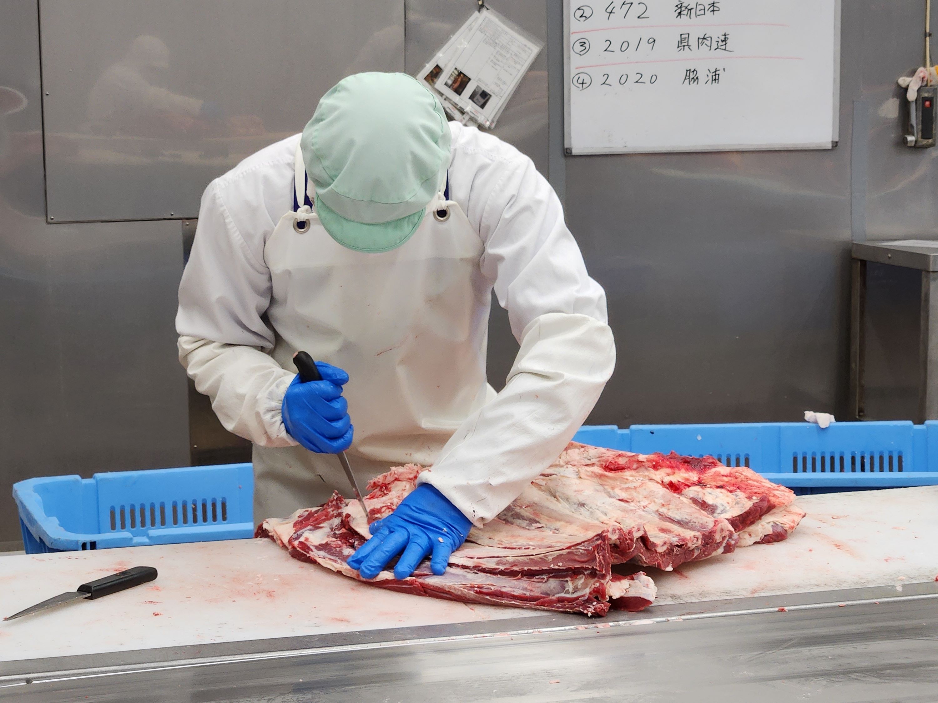 【業務2課】牛の肉を部位ごとに切り分けています