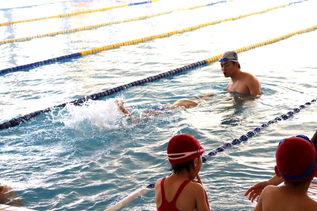 子供たちに指導しています。