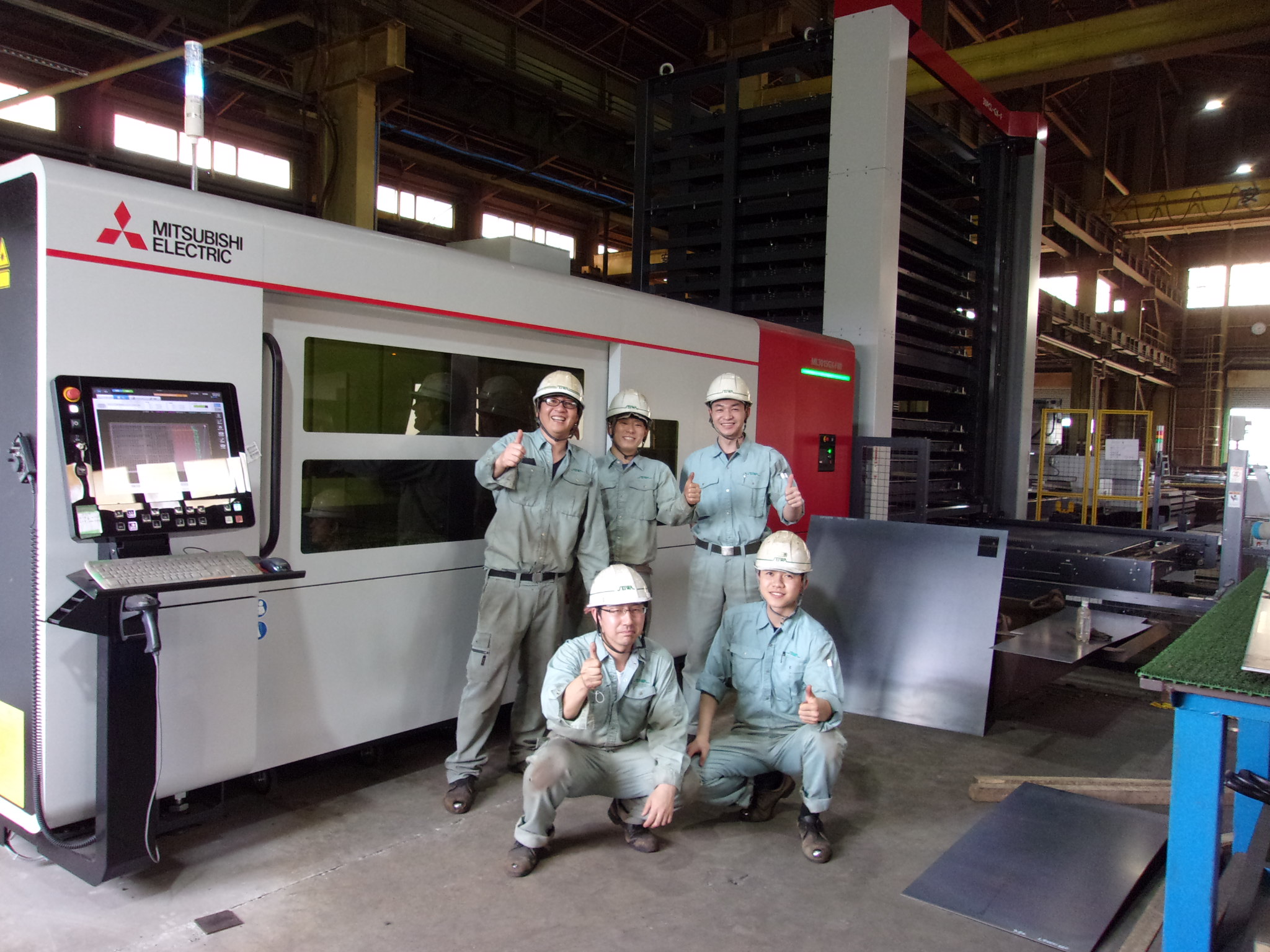 最新レーザー切断機とオペレーター達