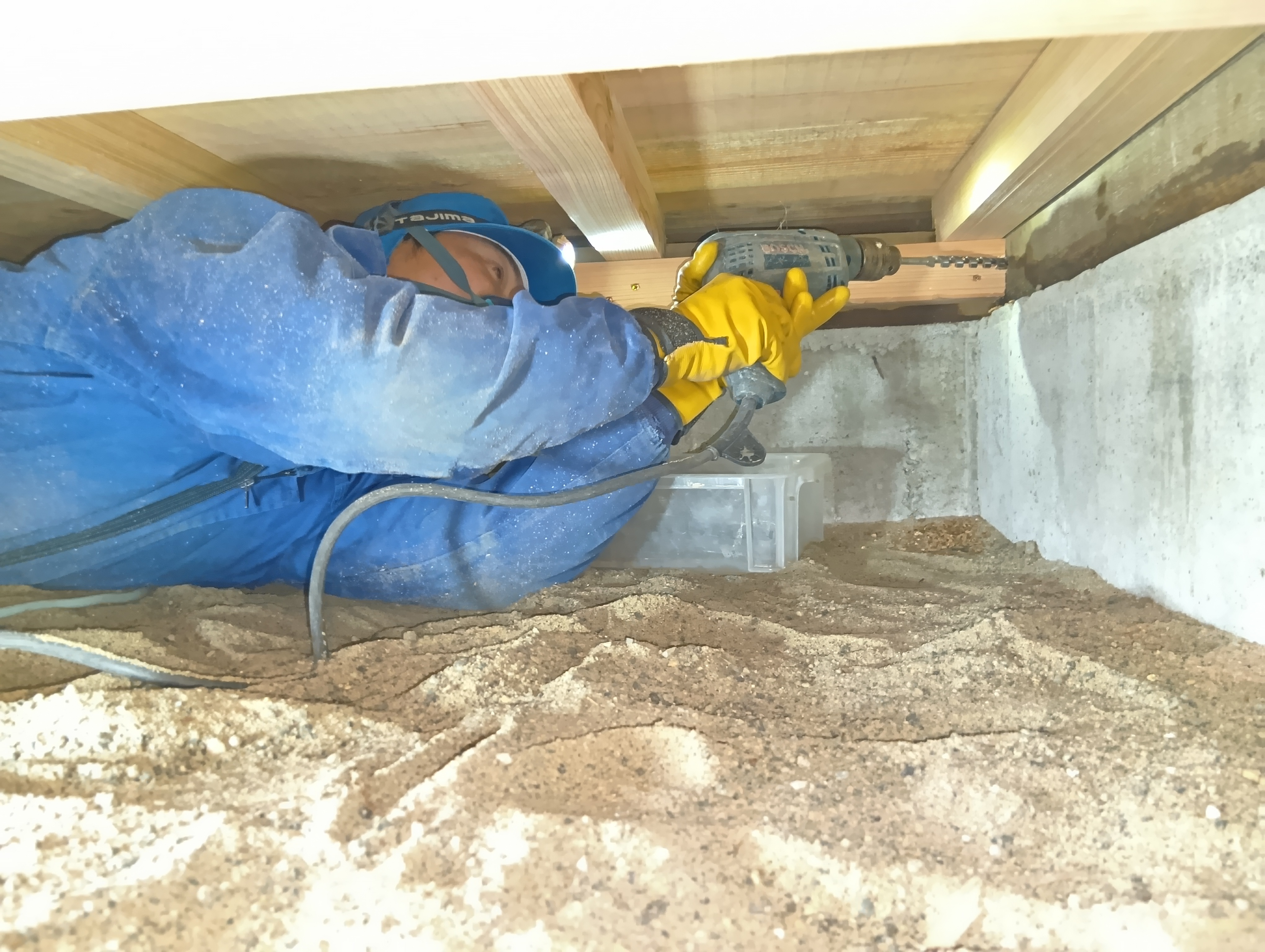床下の作業風景