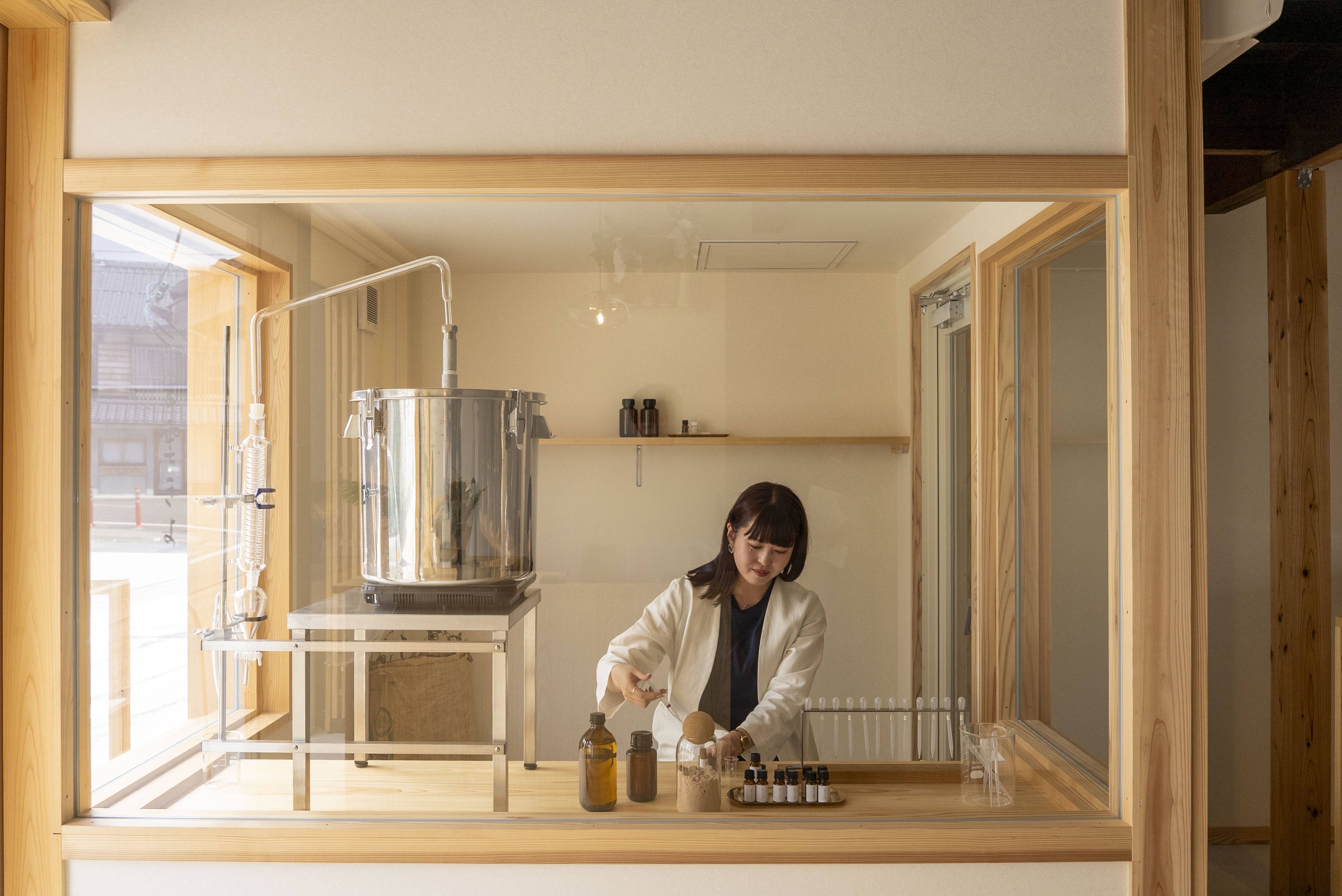 店内の蒸留室で出雲の植物から香りを抽出しています
