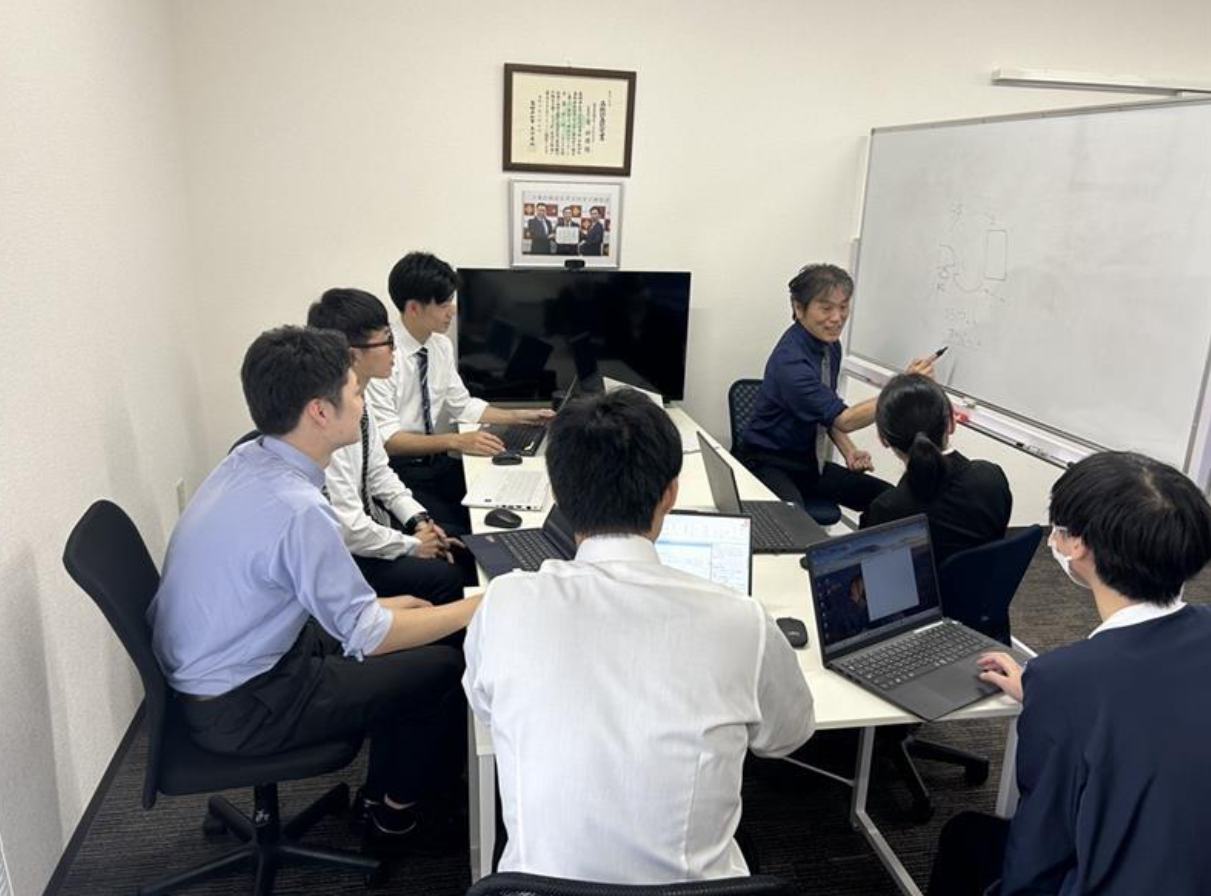 入社研修後も週一で勉強会を開催！