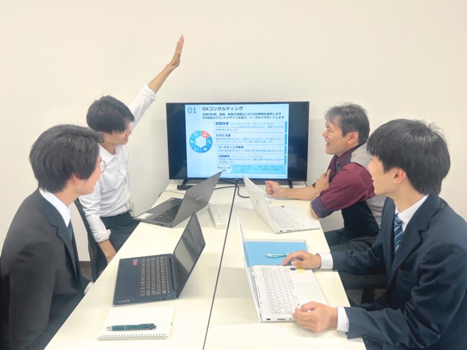 入社研修後も週一で勉強会を開催！