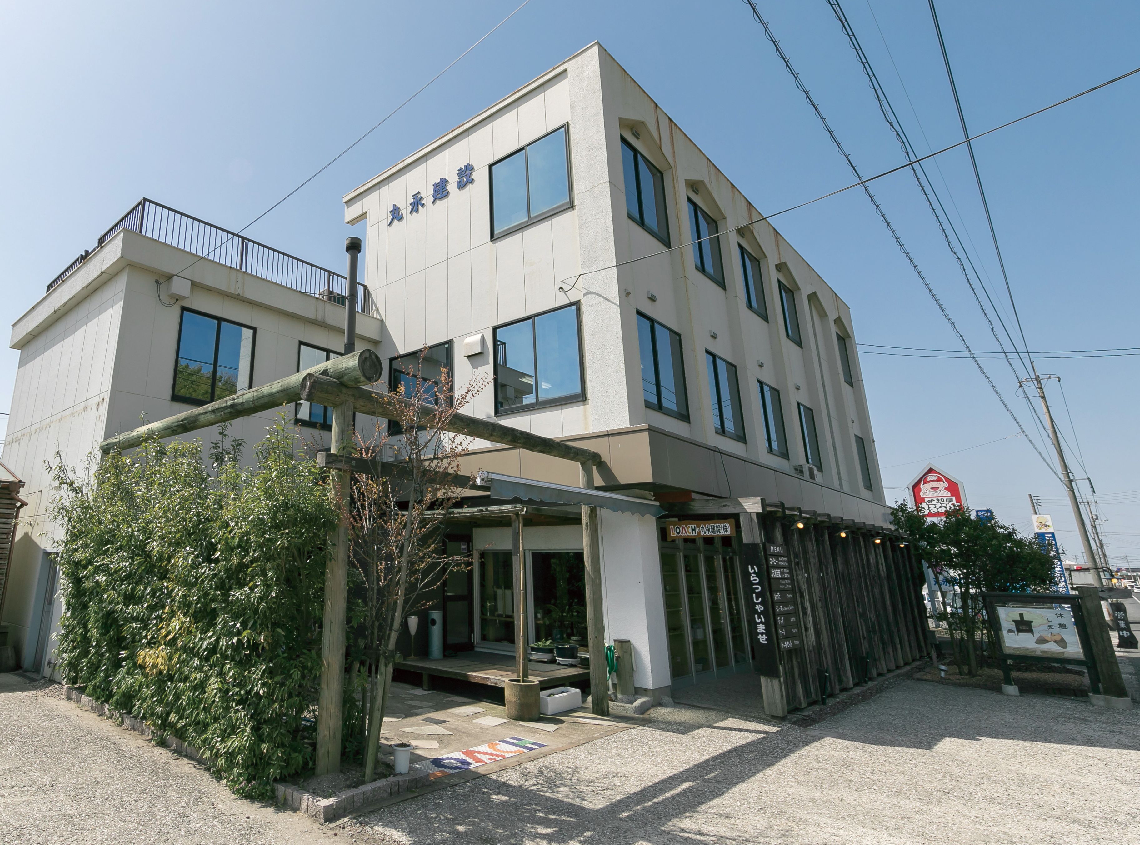 1階がカフェ、２階が丸永建設の事務所になっています