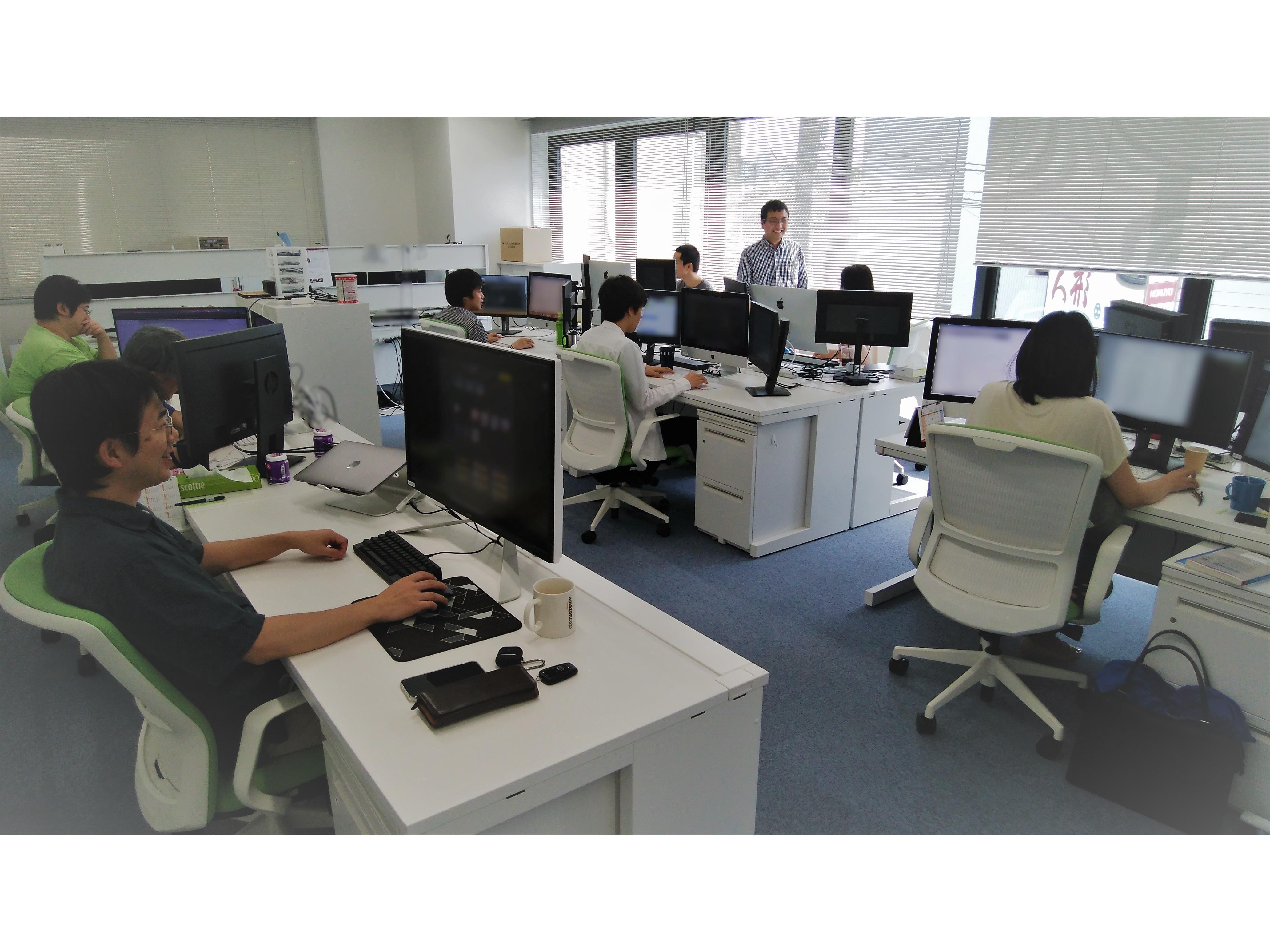 業務に専念するプログラマの面々