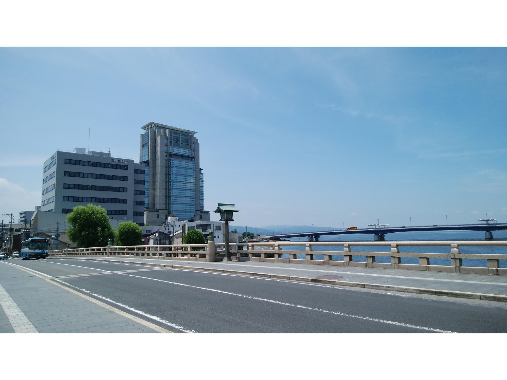 松江大橋南詰め、宍道湖岸のビル(左側)内