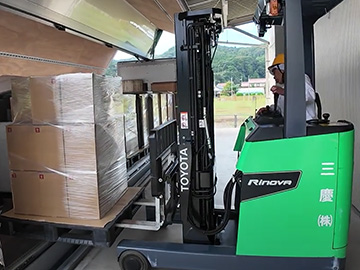 できた製品を出荷するフォークリフト