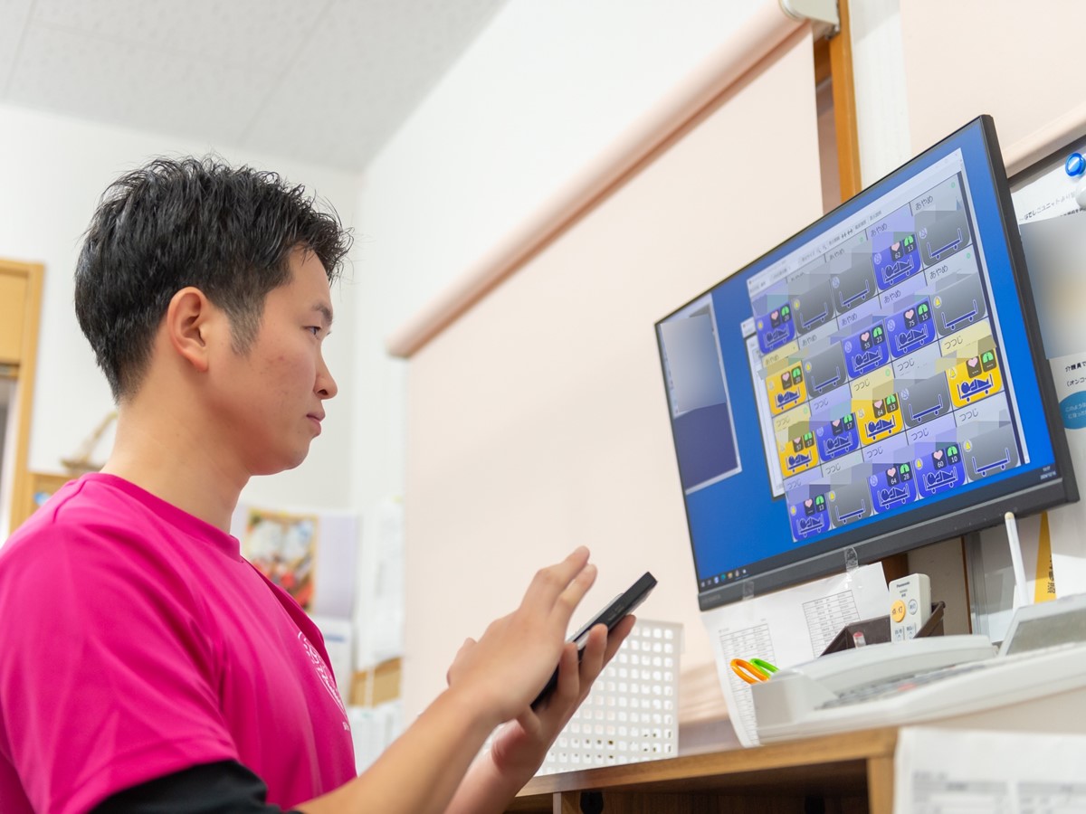 ICT機器を使って入居者の方の状況を確認