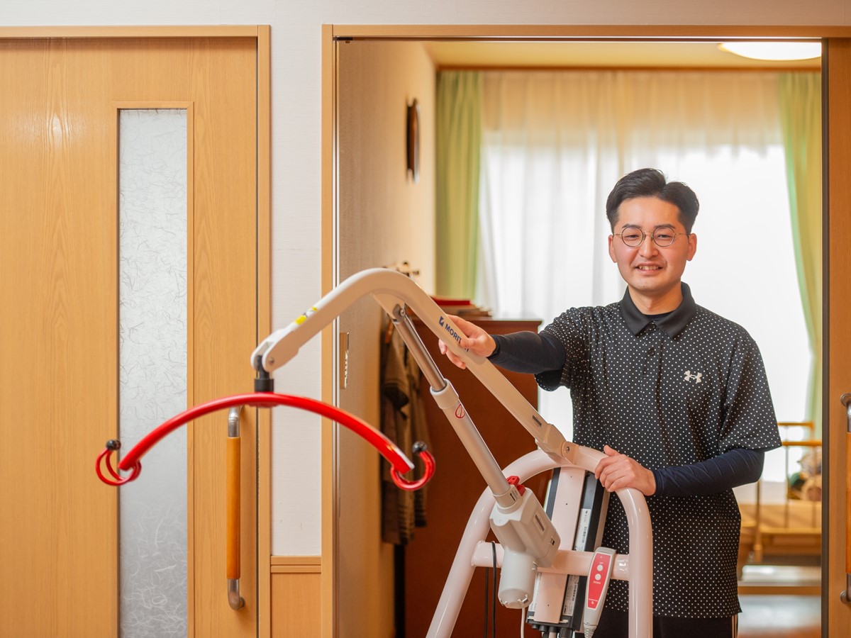 福祉機器を使用して人力に頼らない介護を