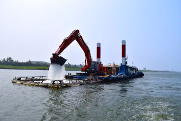 バックホウ浚渫船