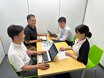 お客様により良い提案をする為、意見を出し合います