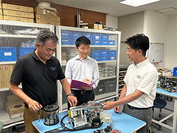 出荷前にプロの目で最終確認中