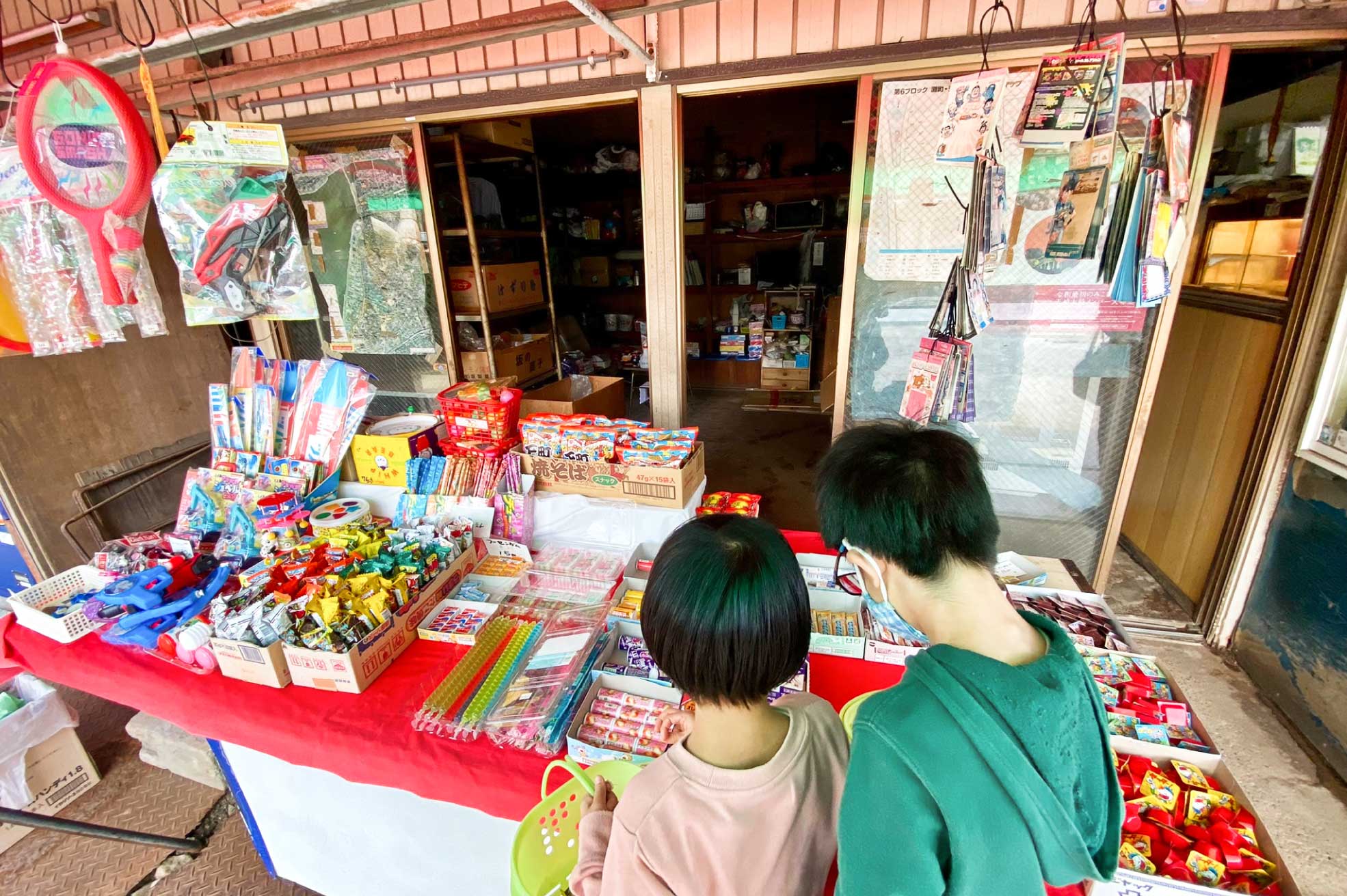 島根県松江市のご当地グルメ店「天神たこ焼き店」の駄菓子コーナー