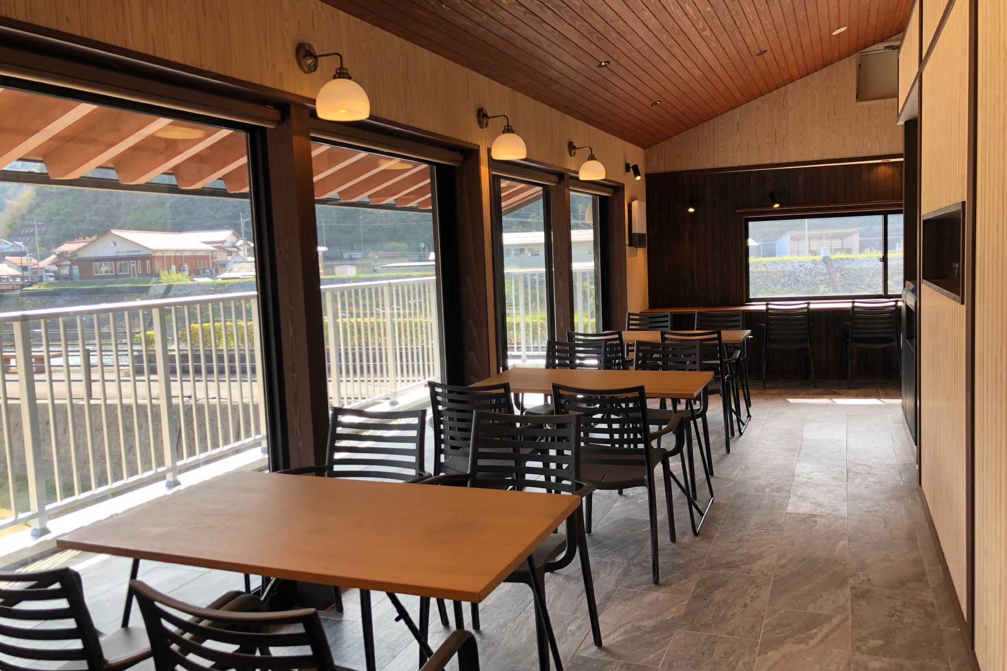 島根県津和野町にあるワーケーション施設「かわべ」のカフェ