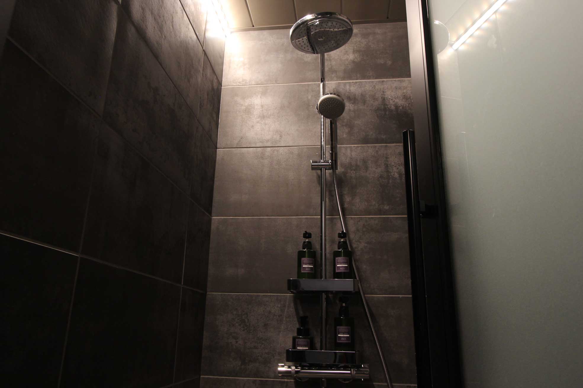 松江市にある「FUMAI sauna」のシャワー室
